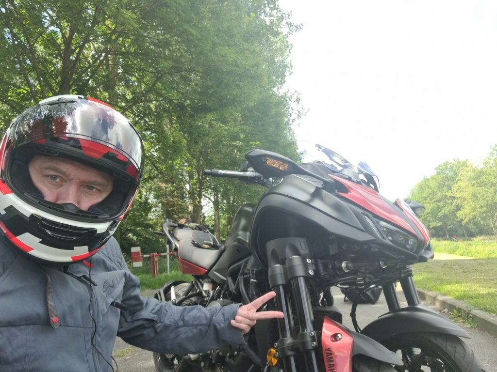 Venu d’un autre monde, le Yamaha Niken GT vous surprend