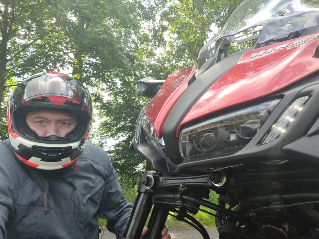 Venu d’un autre monde, le Yamaha Niken GT vous surprend