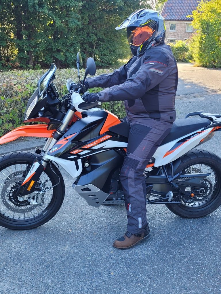 KTM 890 Adventure R, le bon outil.