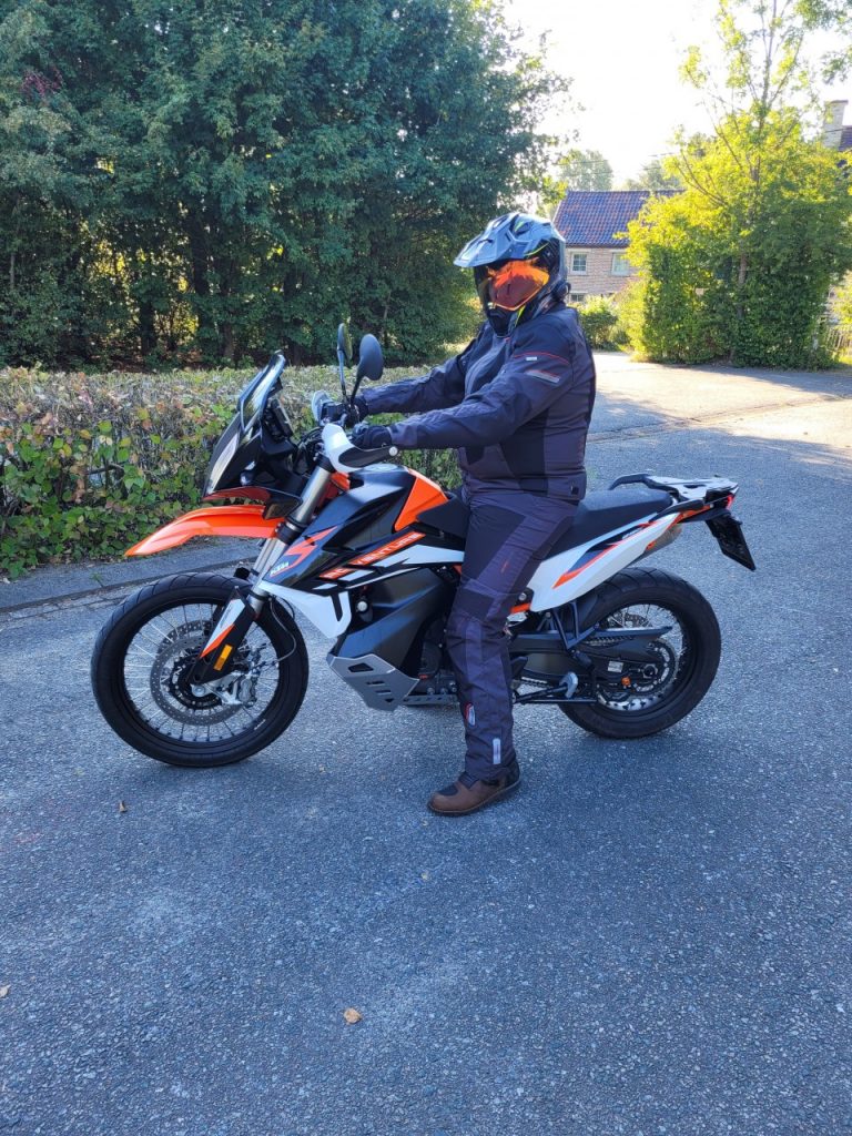 KTM 890 Adventure R, le bon outil.