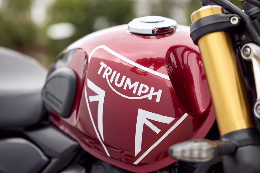 Deux nouvelles Triumph : le roadster et le scrambler 400