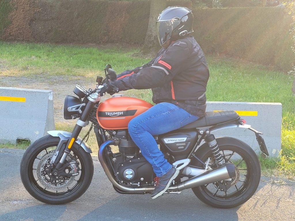 Triumph Speed Twin 1200, Techno dans le Rétro