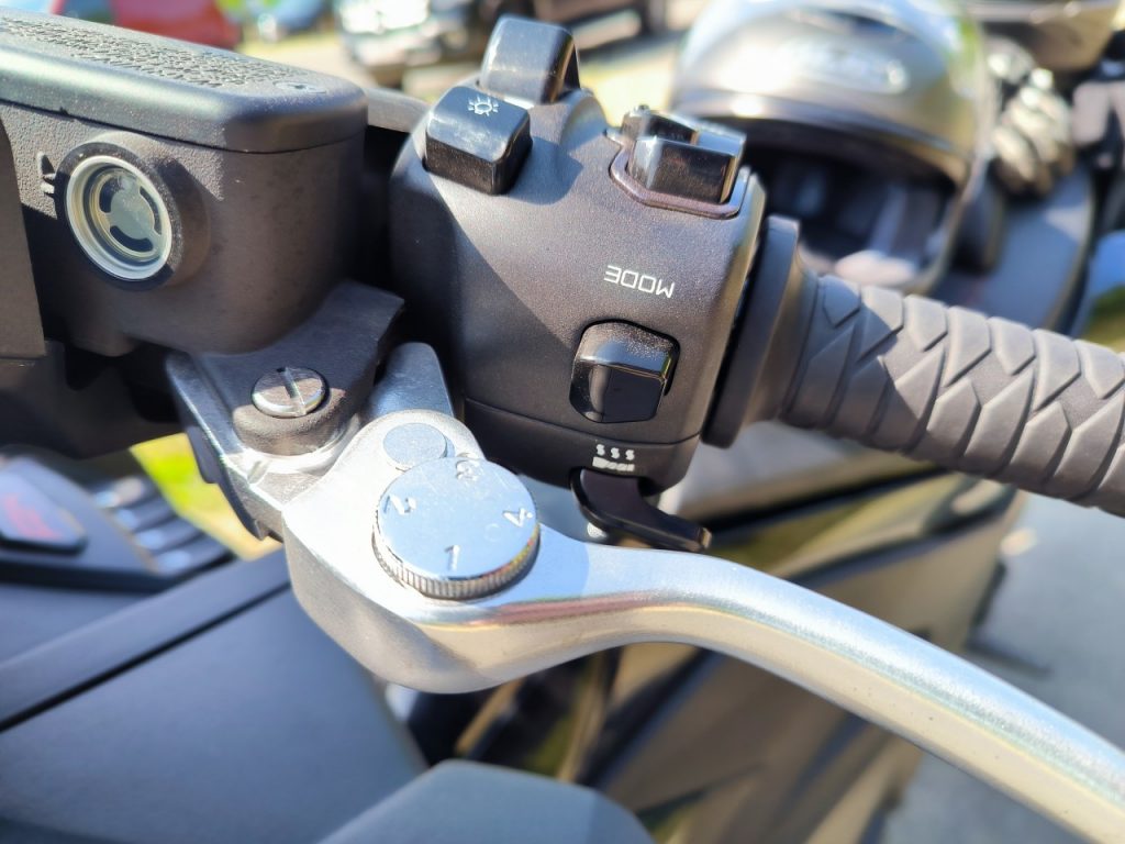 Kymco AK 550 Premium, le maxi-scooter mieux équipé.