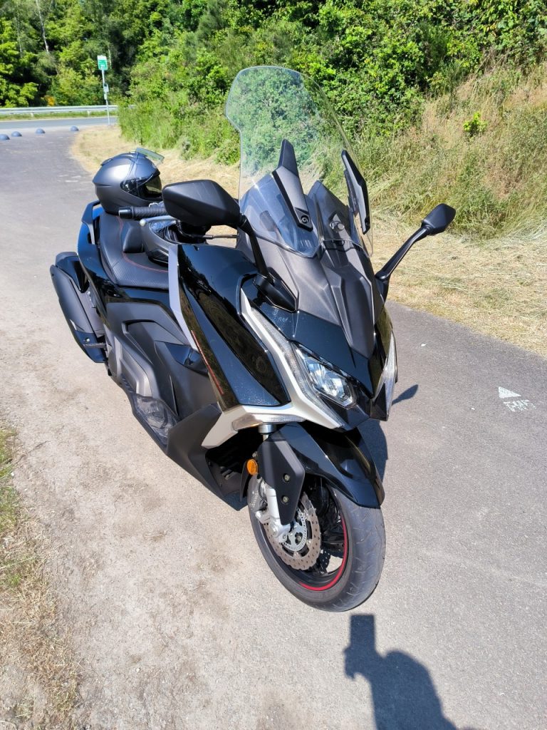 Kymco AK 550 Premium, le maxi-scooter mieux équipé.