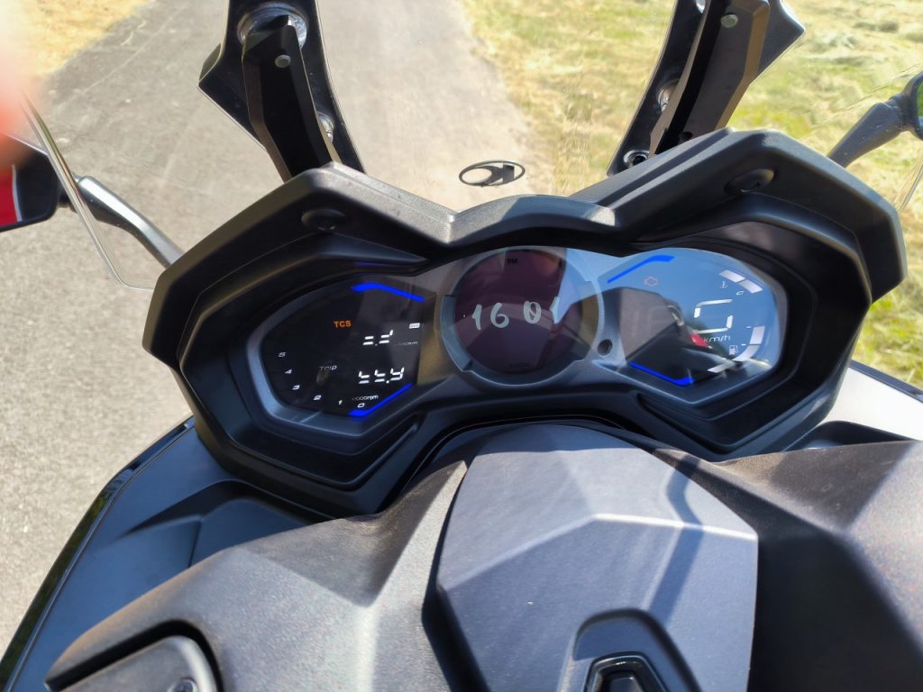 Kymco AK 550 Premium, le maxi-scooter mieux équipé.