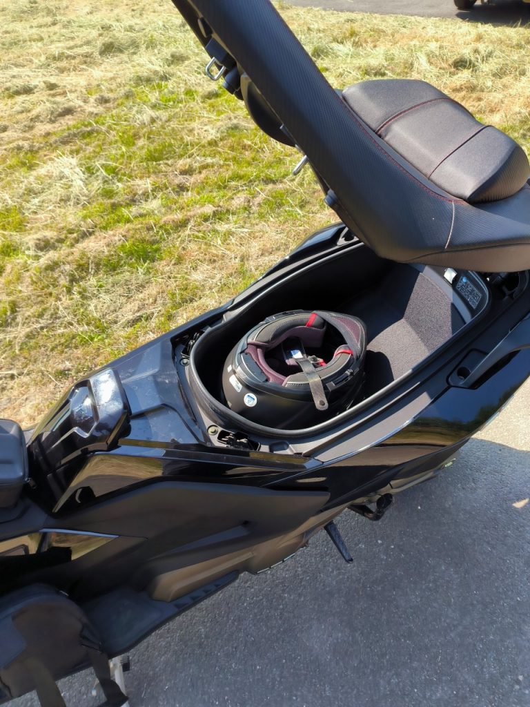 Kymco AK 550 Premium, le maxi-scooter mieux équipé.