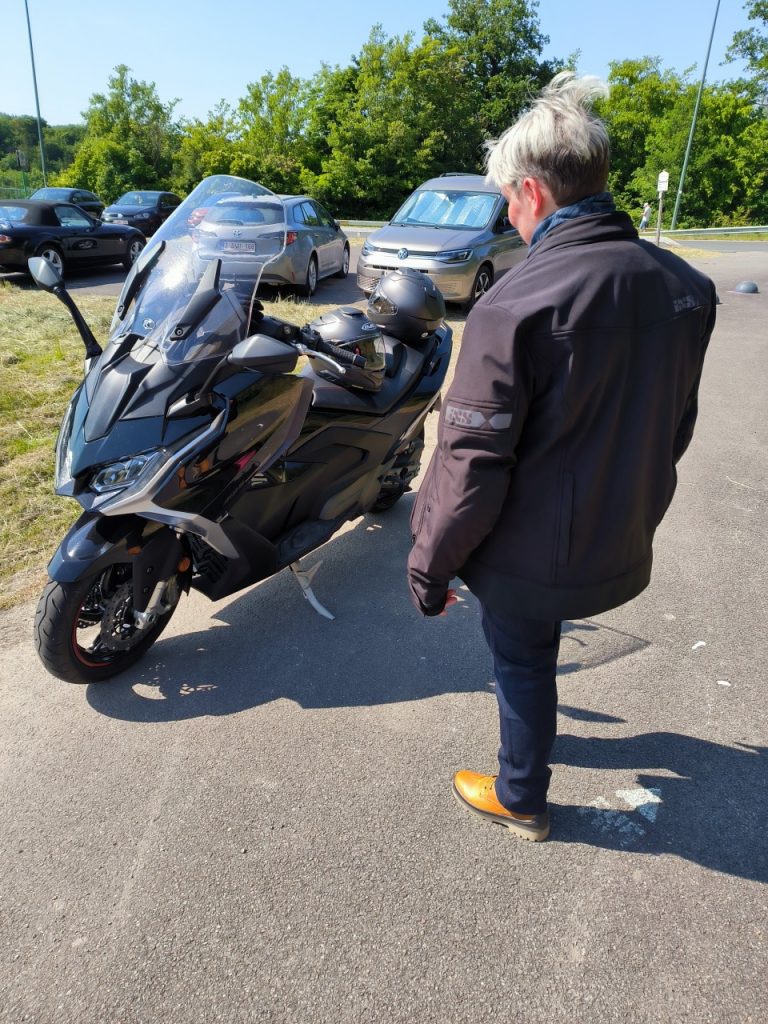 Kymco AK 550 Premium, le maxi-scooter mieux équipé.