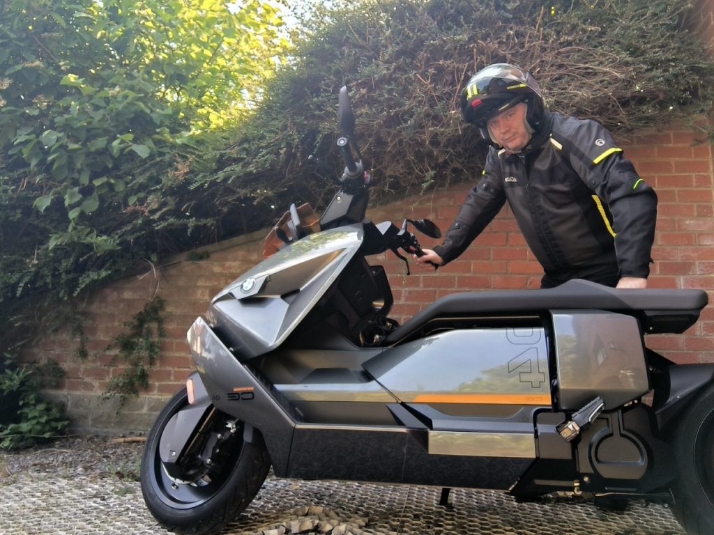 BMW CE-04  le scooter électrique urbain au look futuriste