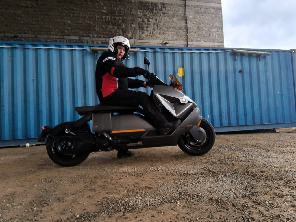 BMW CE-04  le scooter électrique urbain au look futuriste