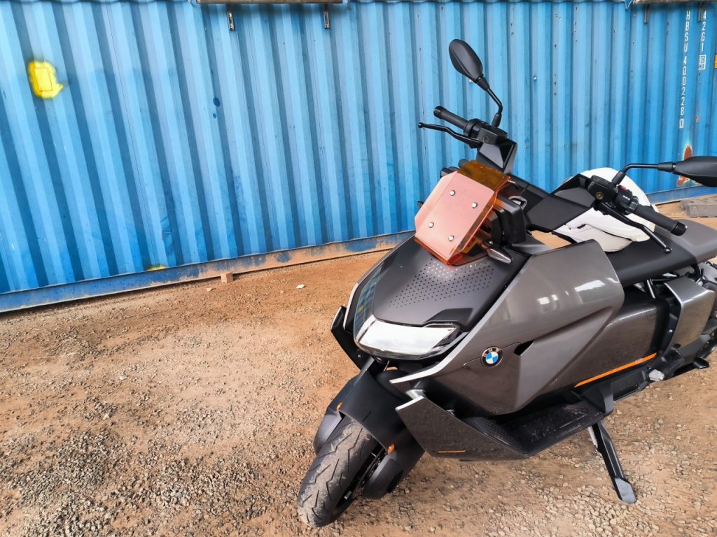 BMW CE-04  le scooter électrique urbain au look futuriste