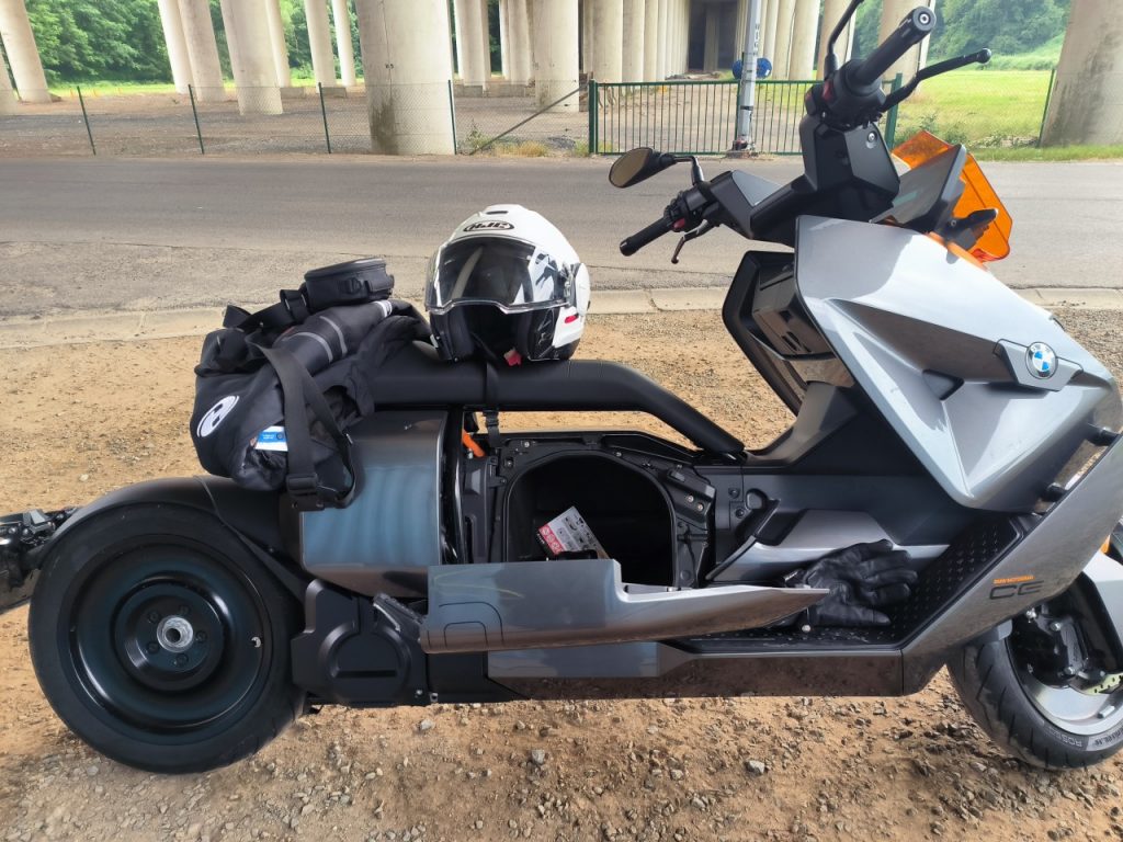 BMW CE-04  le scooter électrique urbain au look futuriste