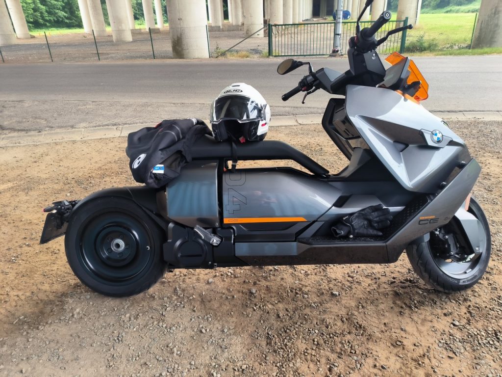 BMW CE-04  le scooter électrique urbain au look futuriste