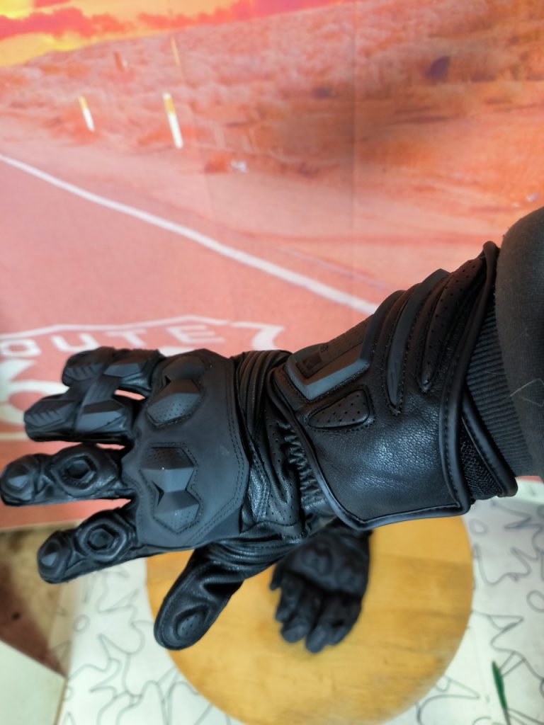 Le Racer Le Castellet, les gants racing tout en sobriété