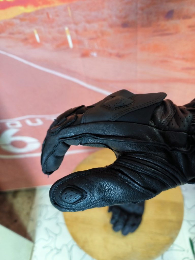 Le Racer Le Castellet, les gants racing tout en sobriété