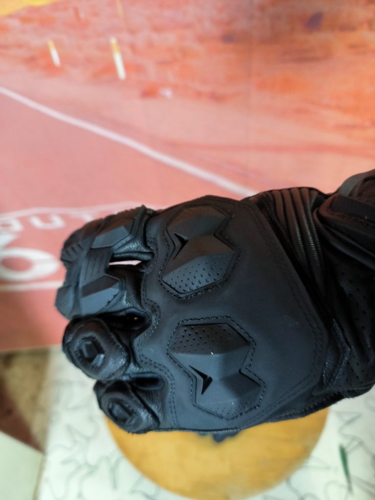 Le Racer Le Castellet, les gants racing tout en sobriété