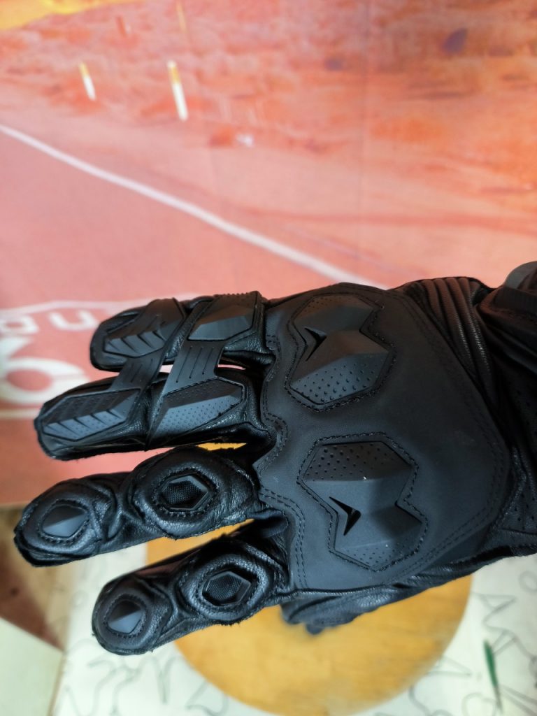 Le Racer Le Castellet, les gants racing tout en sobriété