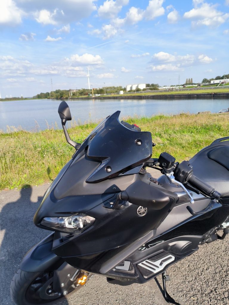 Place au scooter sportif avec le Yamaha T-Max 560 Tech !