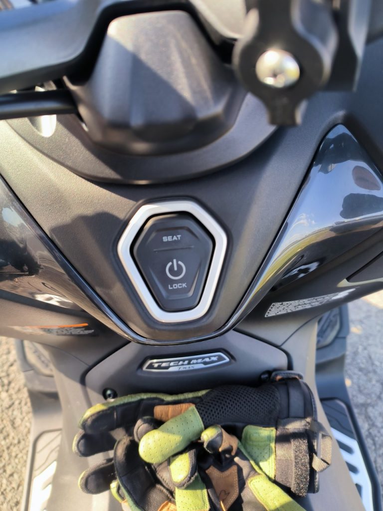 Place au scooter sportif avec le Yamaha T-Max 560 Tech !