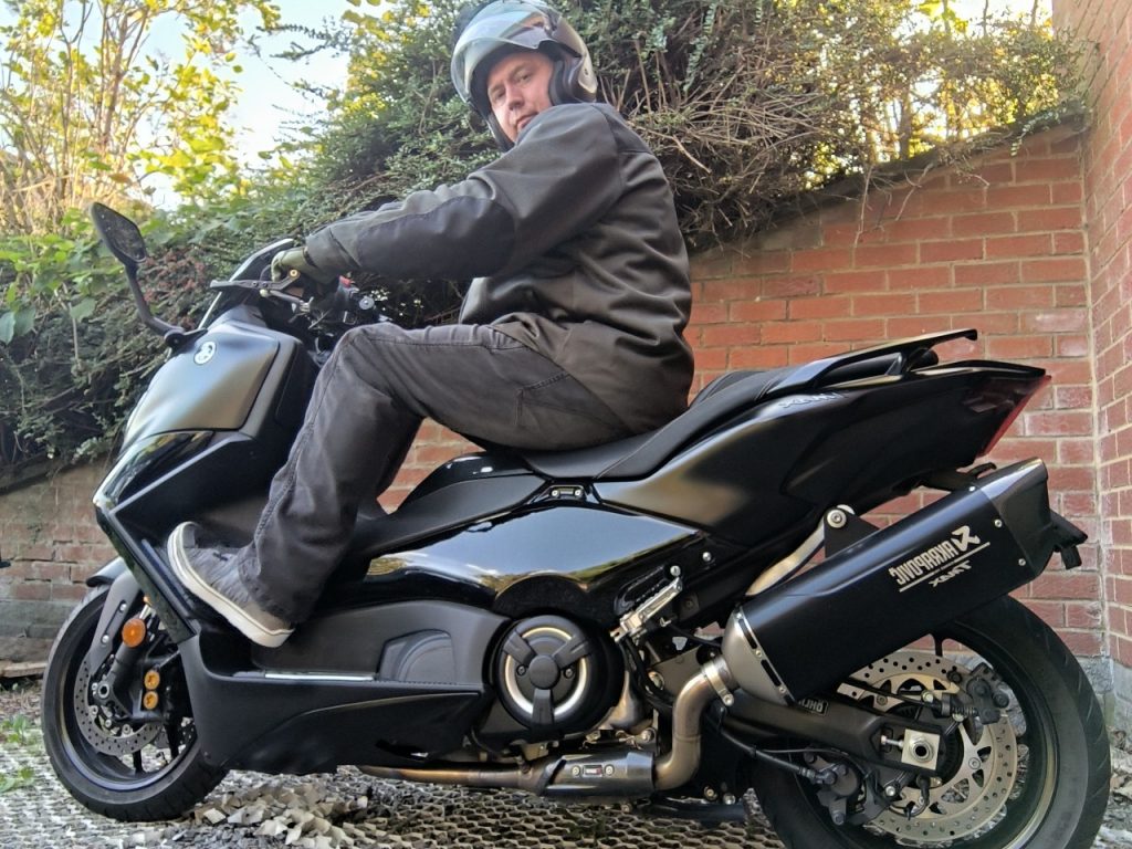 Place au scooter sportif avec le Yamaha T-Max 560 Tech !