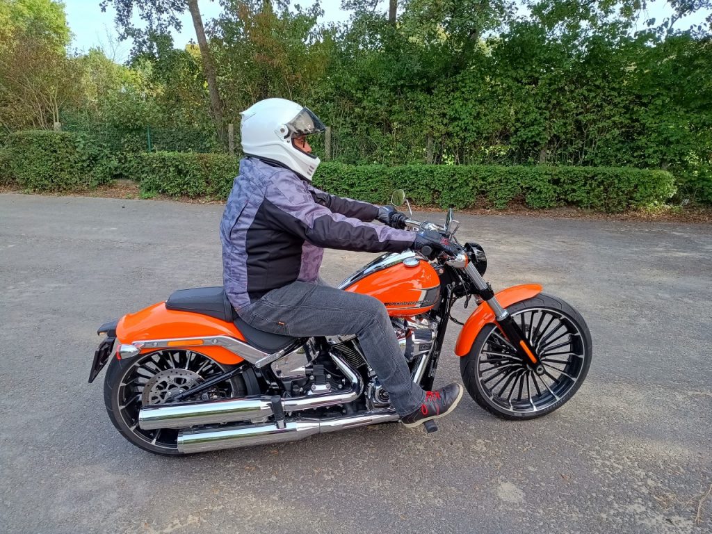 Harley Davidson Breakout 117, Custom in Série.
