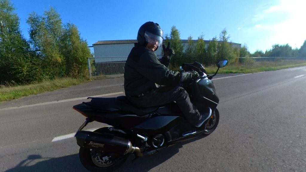 Place au scooter sportif avec le Yamaha T-Max 560 Tech !