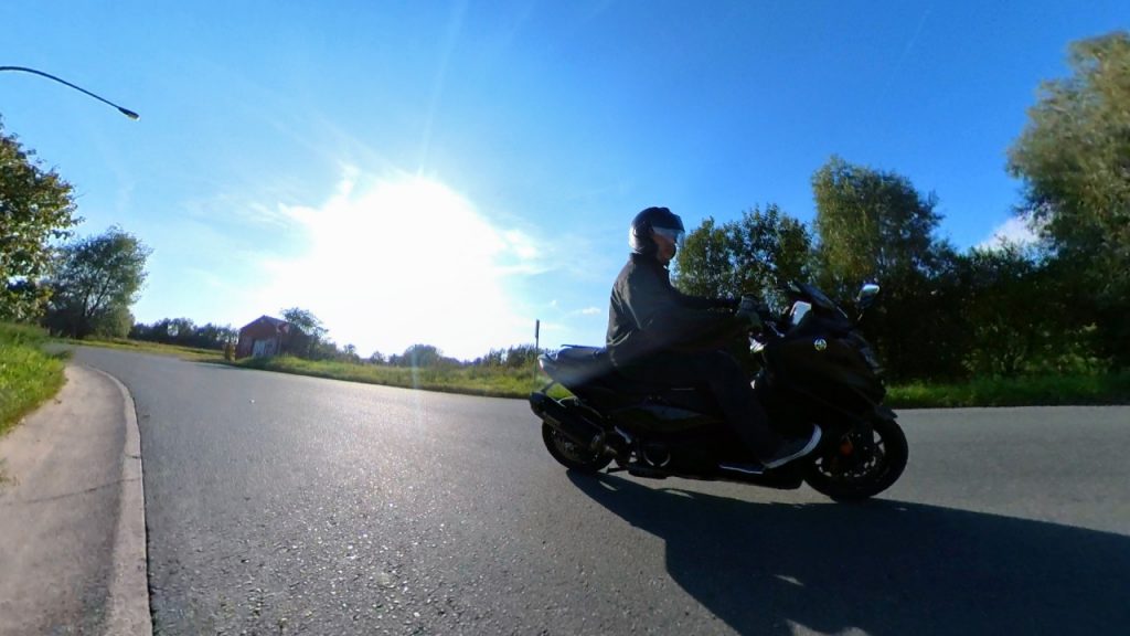 Place au scooter sportif avec le Yamaha T-Max 560 Tech !