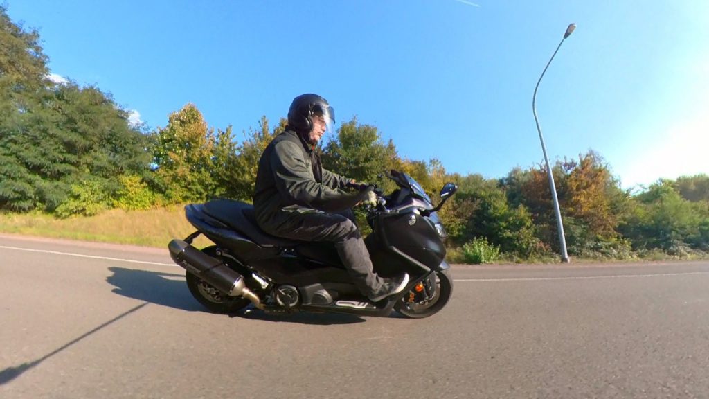 Place au scooter sportif avec le Yamaha T-Max 560 Tech !