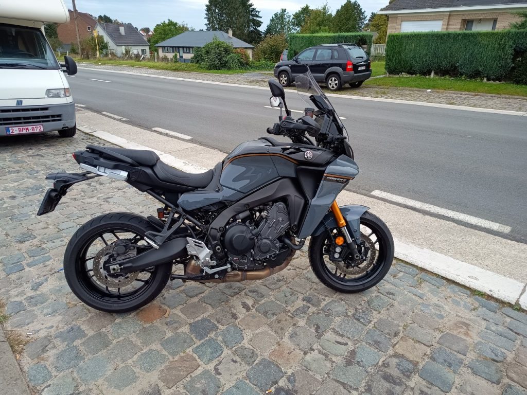 Yamaha Tracer 9 GT+, + d’atouts, + de charme et + chère.