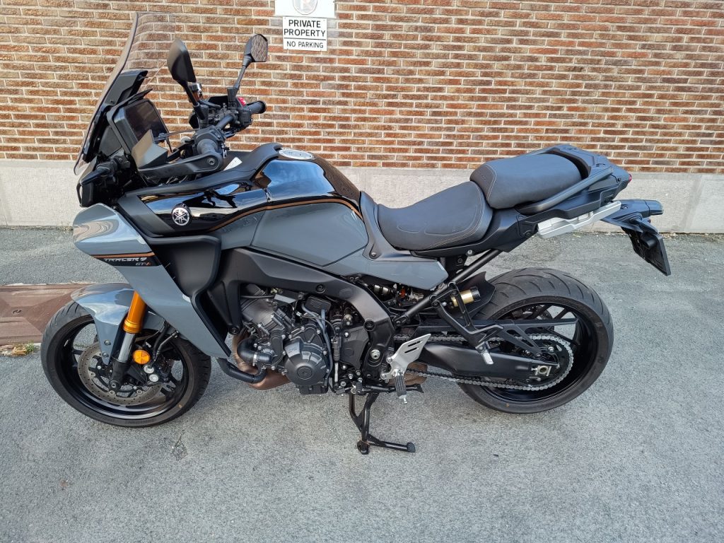 Yamaha Tracer 9 GT+, + d’atouts, + de charme et + chère.