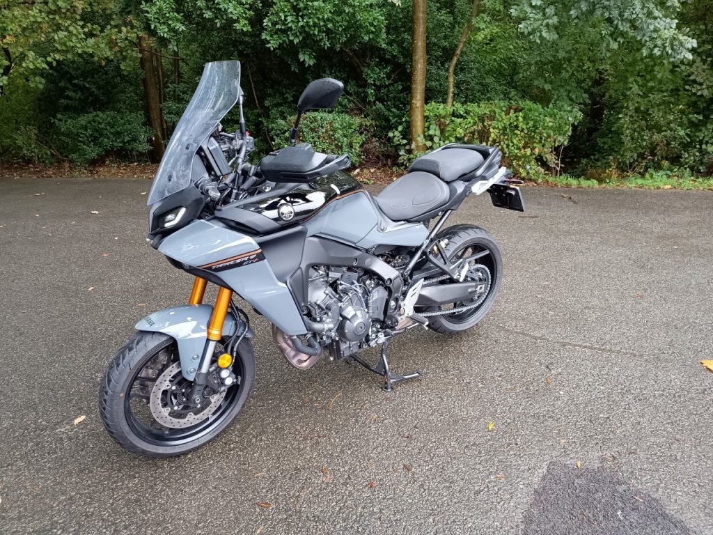 Yamaha Tracer 9 GT+, + d’atouts, + de charme et + chère.