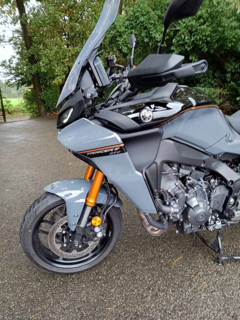 Yamaha Tracer 9 GT+, + d’atouts, + de charme et + chère.